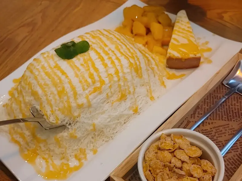 망고가 듬뿍 올려진 망고 빙수