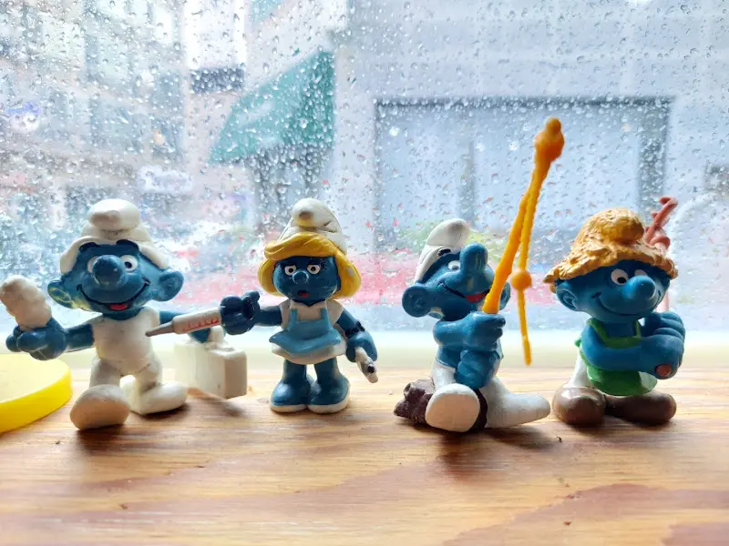 창가에 놓인 스머프 피규어