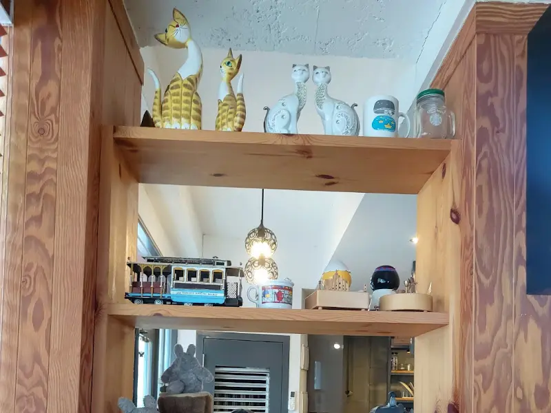 다양한 소품들이 진열된 카페 내부