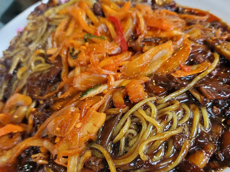 해물이 가득한 쟁반짜장