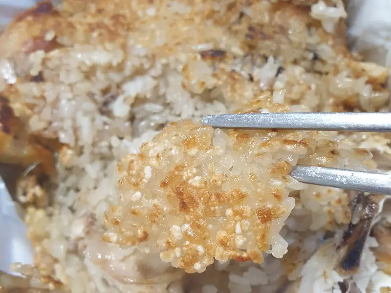 누룽지 조각을 젓가락으로 집은 모습