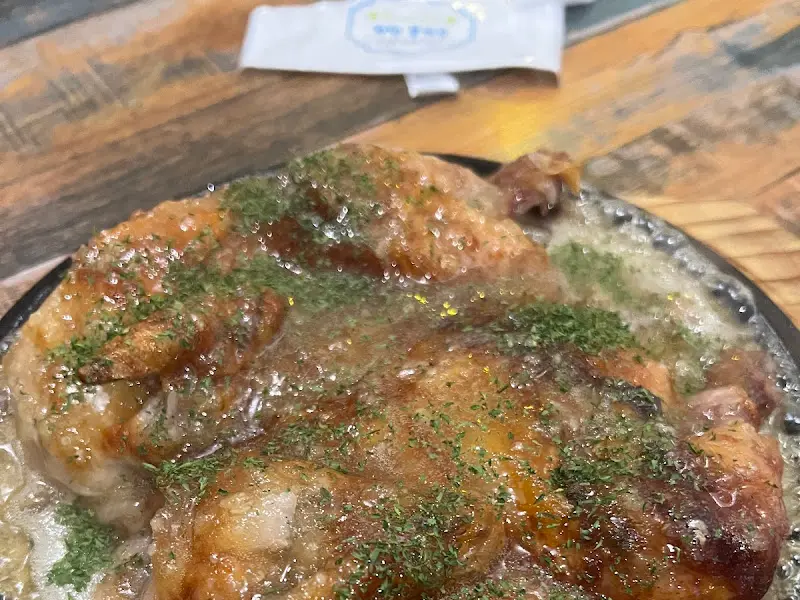 윤기가 흐르는 통닭