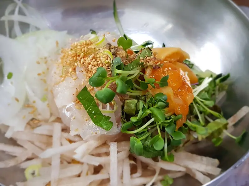 싱싱한 해산물이 가득한 물회