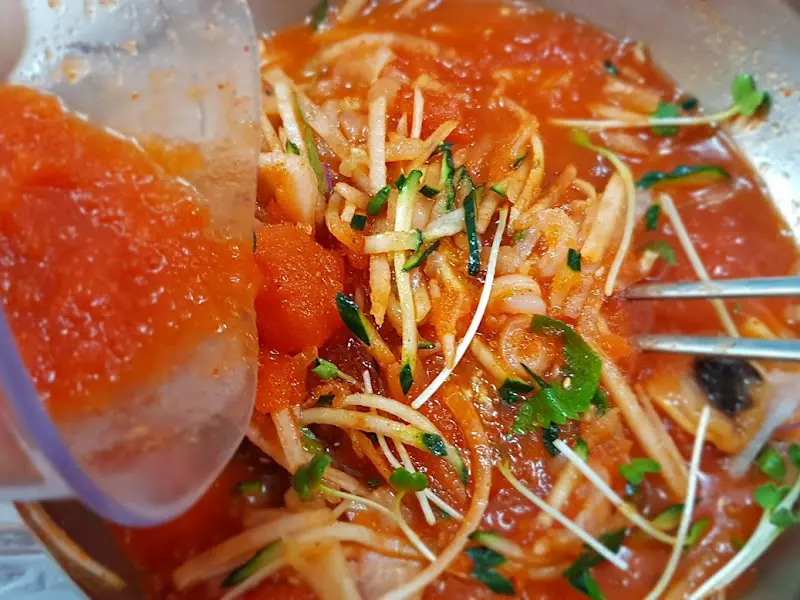 물회에 양념을 넣는 모습