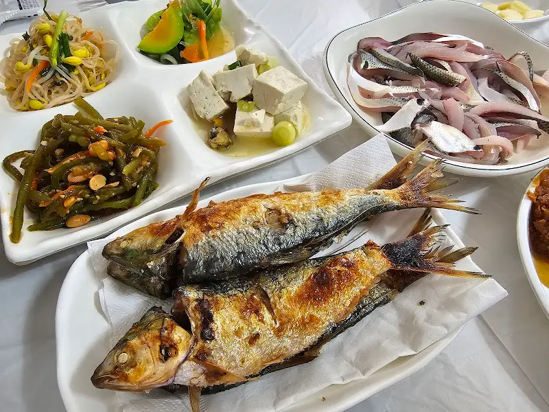 조기튀김과 다양한 반찬들