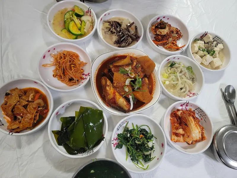 다양한 종류의 반찬들