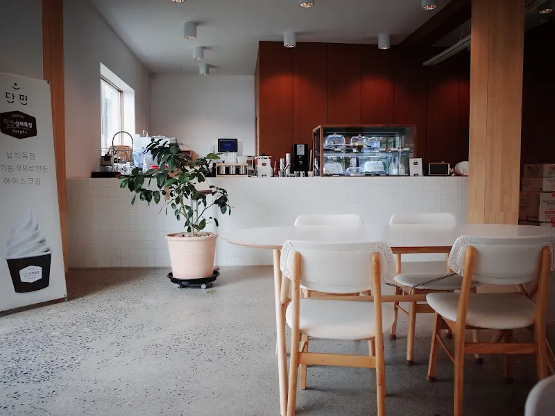 카페 내부 전경