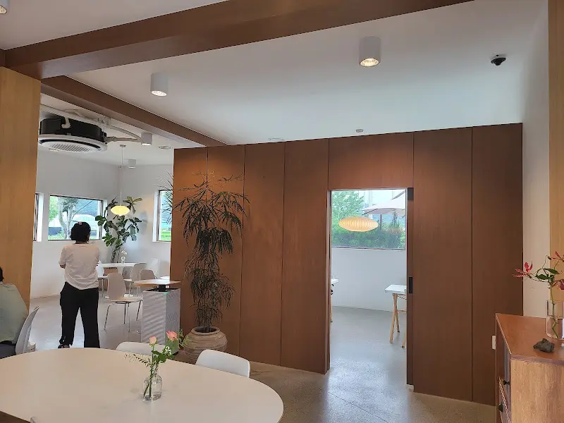 통창으로 보이는 바깥 풍경