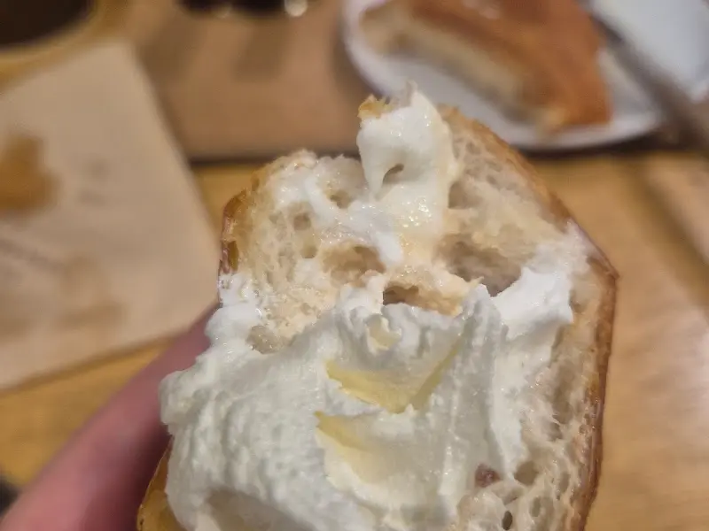 소금빵에 크림치즈를 얹은 모습