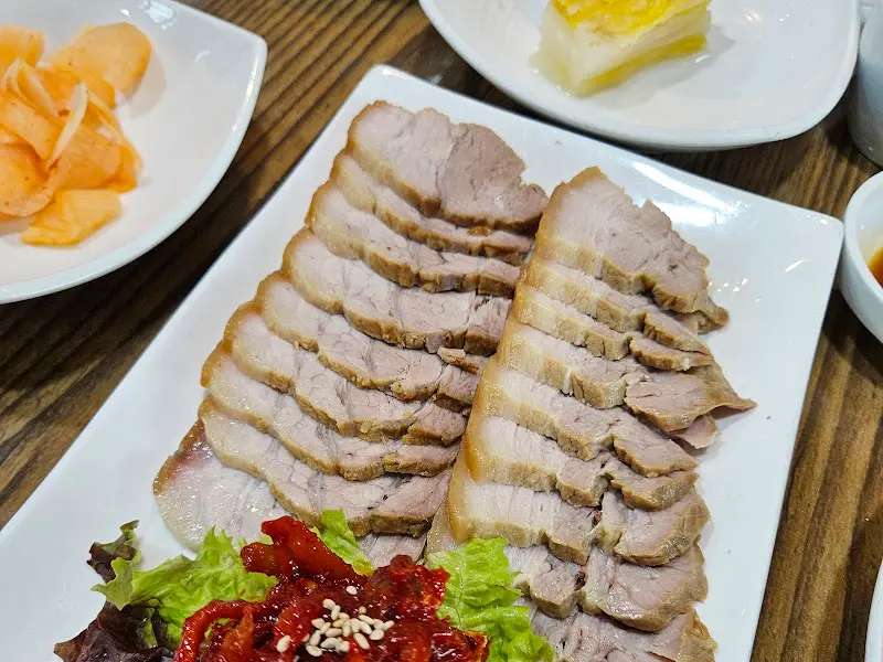 윤기가 흐르는 수육