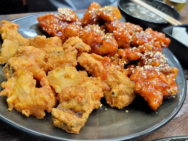 윤기 자르르 흐르는 행복통닭 양념치킨