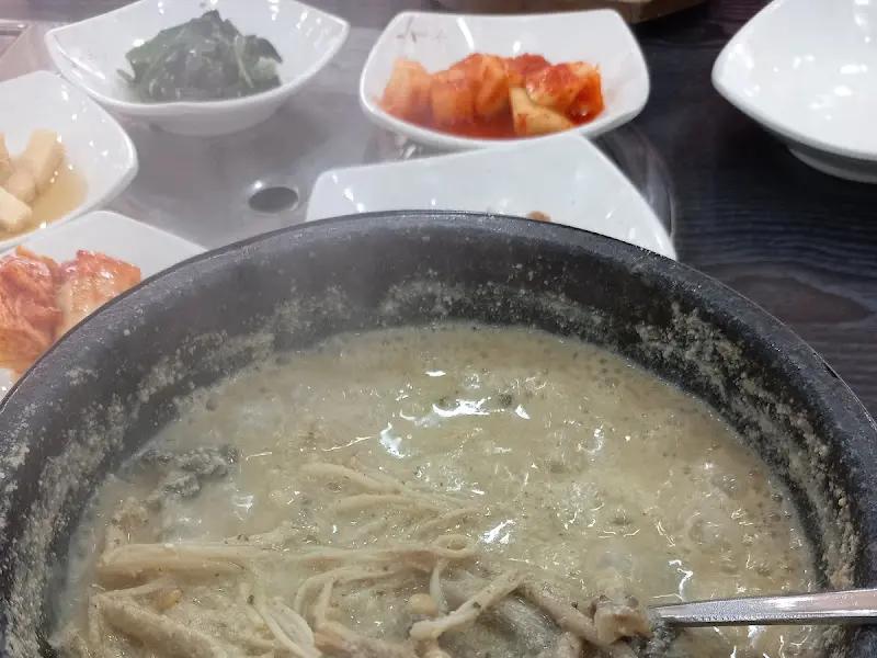 별당버섯집 밑반찬과 들깨버섯탕