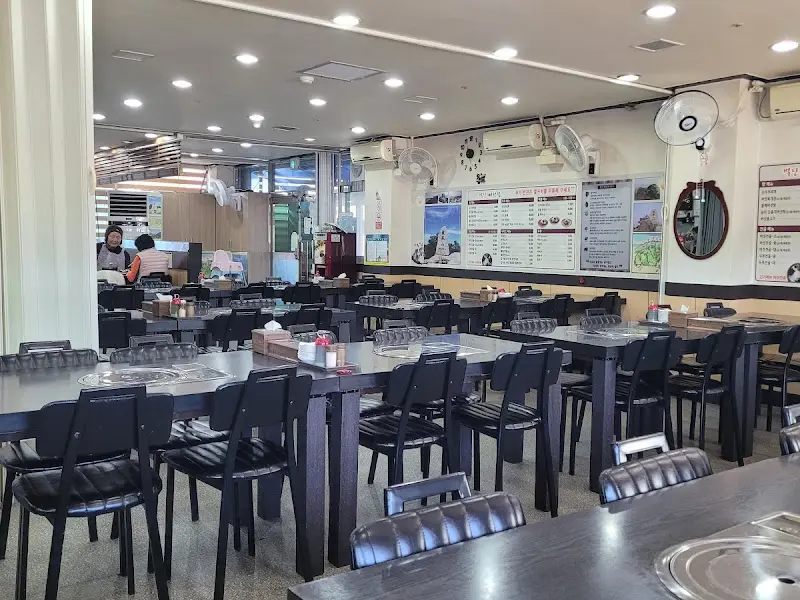 넓고 깨끗한 식당 내부