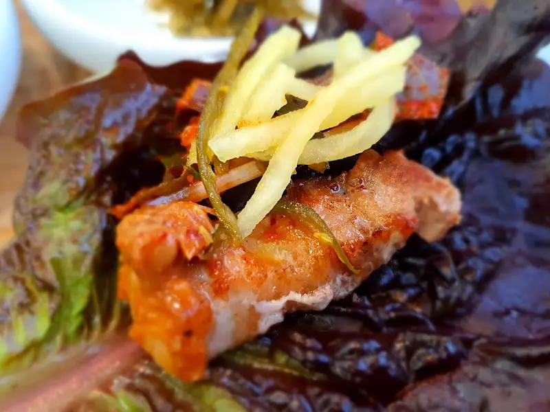 깻잎에 싸 먹는 삼겹살