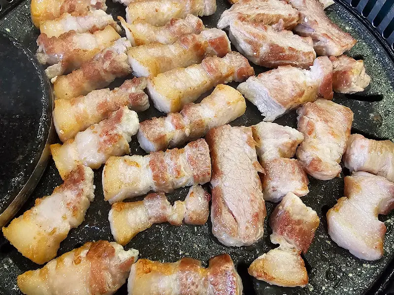 맛있게 구워진 삼겹살