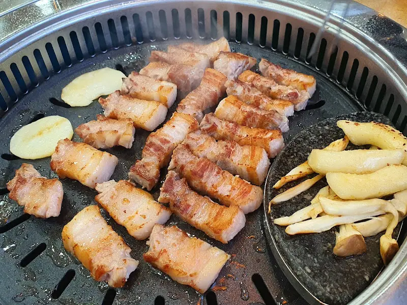맛있게 구워지는 돼지 껍데기