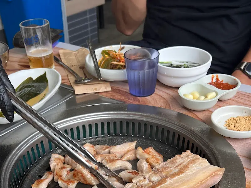 고기를 굽는 모습