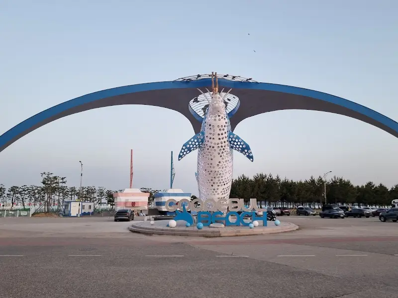 고래불 해수욕장의 상징 조형물