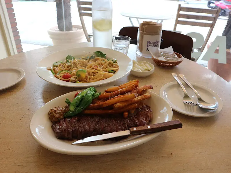 살치살 스테이크와 명란 새우 오일 파스타