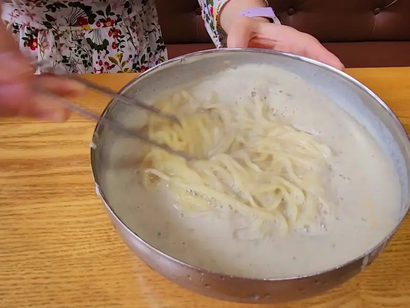 대성콩물 콩국수 섞는 모습