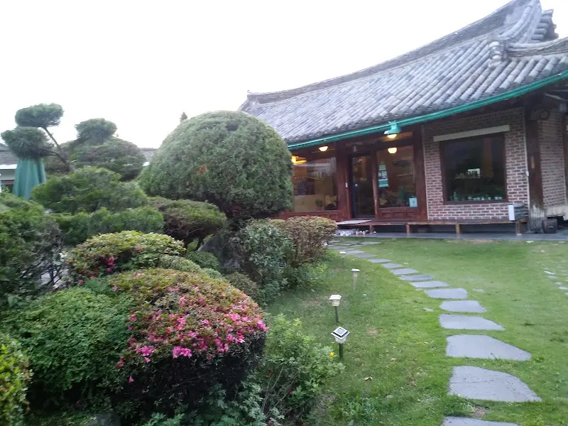 정원에서 바라본 뜰아래 카페 건물