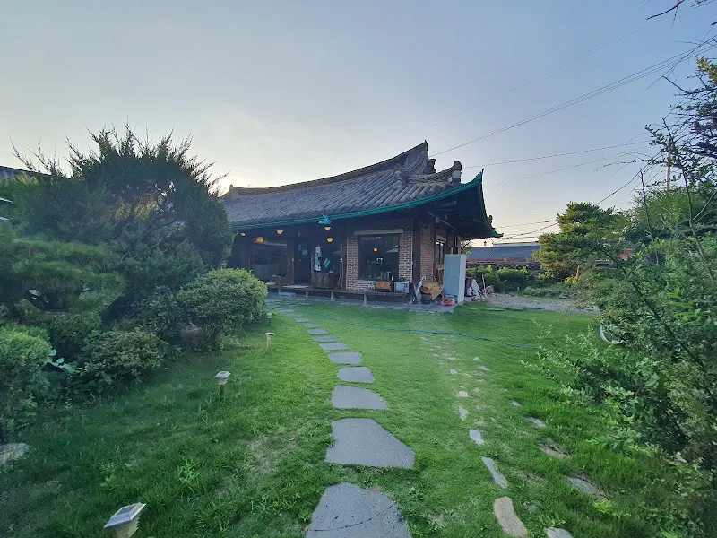 뜰아래 외부 전경