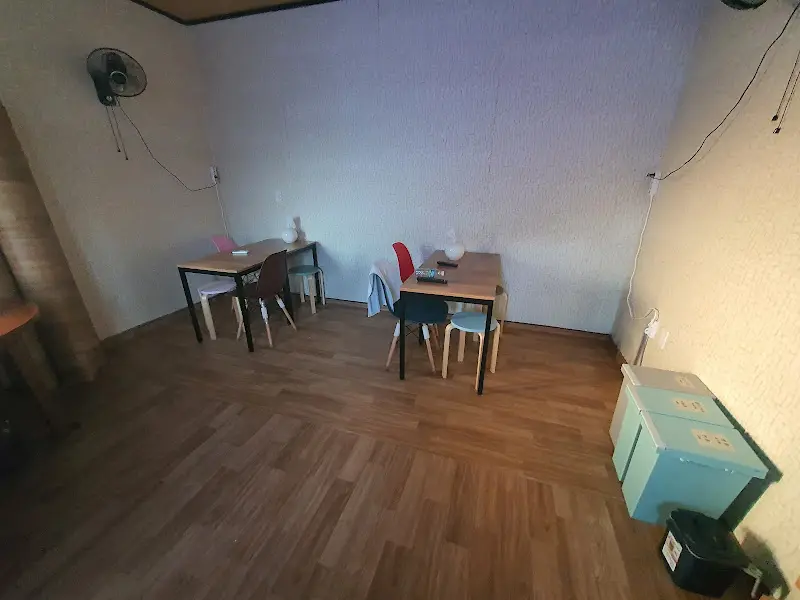 뜰아래 내부 테이블