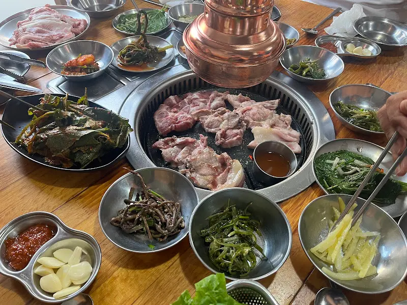 다채로운 밑반찬과 함께 즐기는 특목살