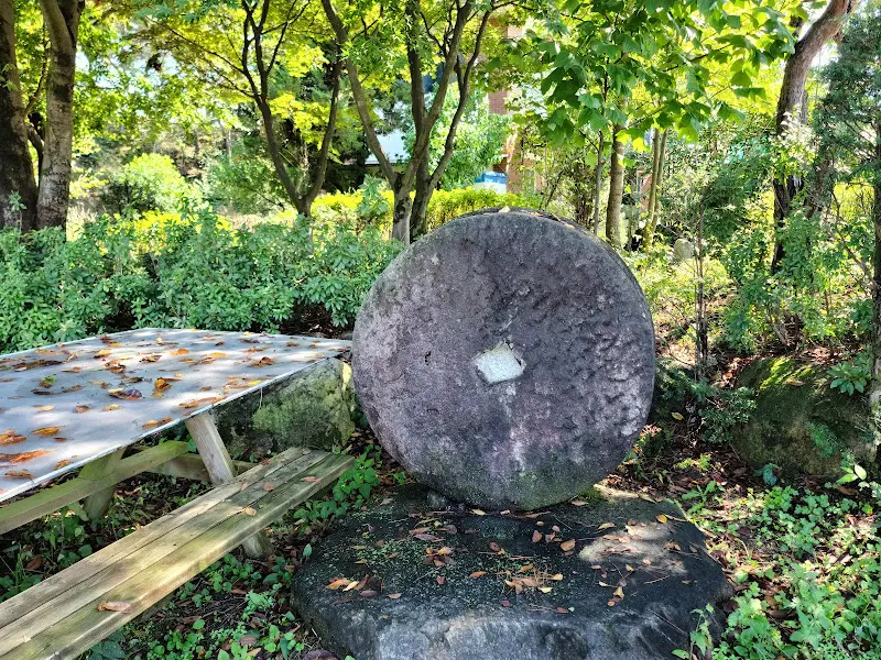 정갈하게 놓인 맷돌