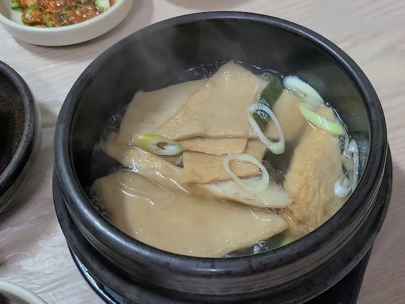 뜨끈한 어묵탕은 추위를 녹이는 데 제격