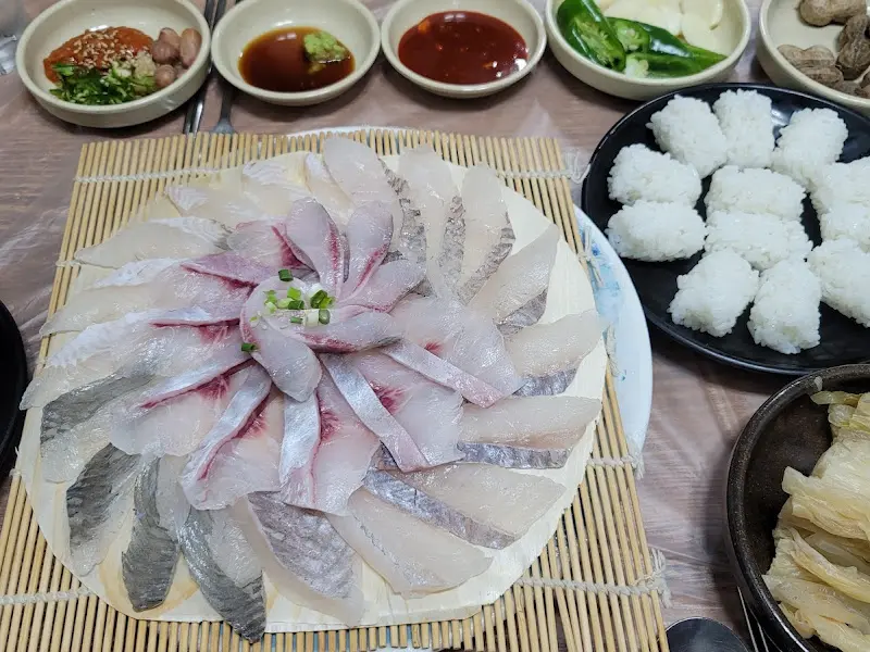 푸짐한 한 상 차림에 입가에 미소가 절로