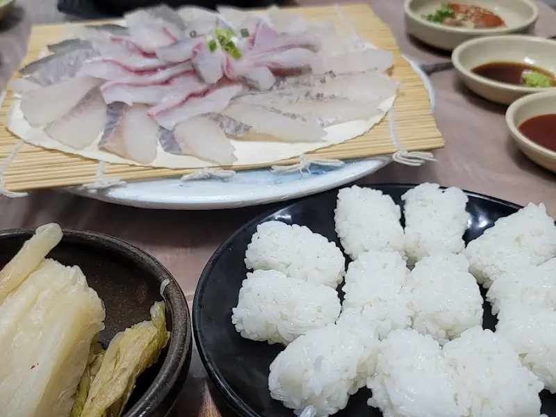 싱싱한 회와 곁들여 먹는 묵은지의 조화