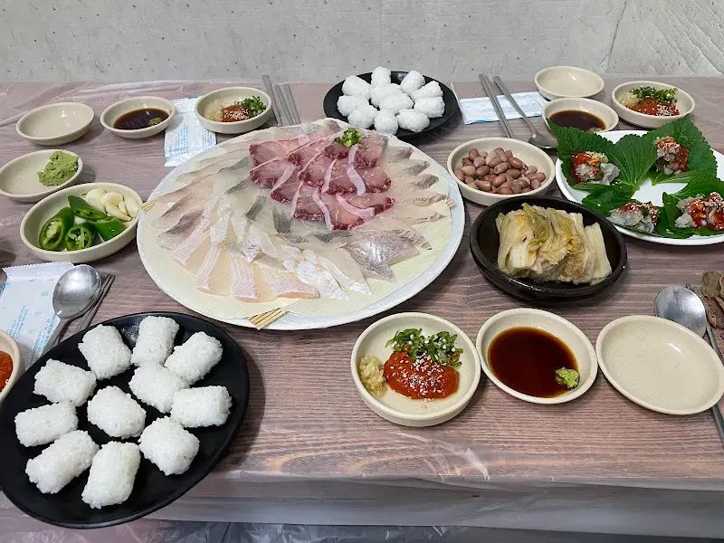 푸짐하게 차려진 테이블