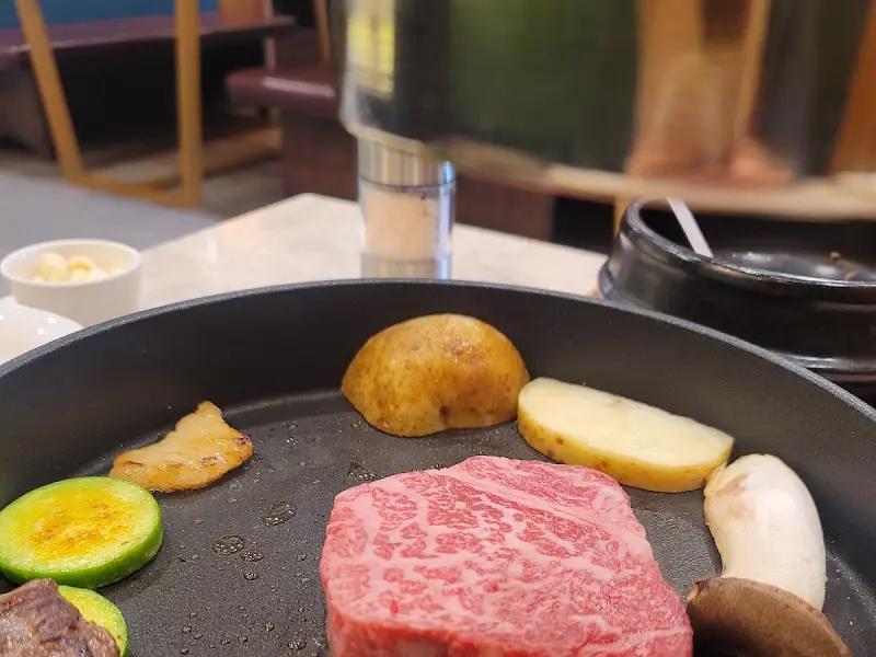 불판 위에서 익어가는 한우의 아름다운 마블링