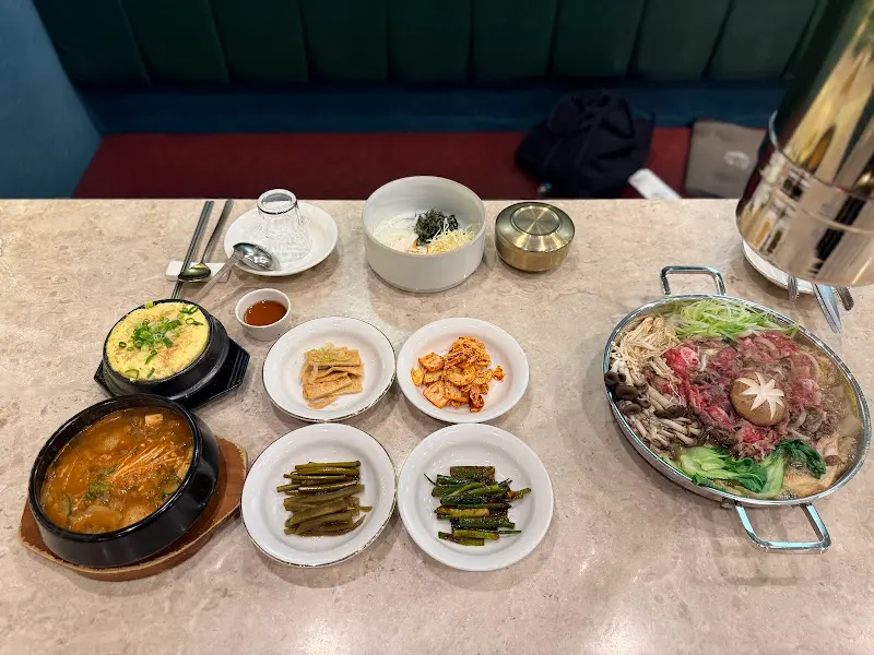 정갈하게 차려진 밑반찬과 한우 불고기 한 상 차림