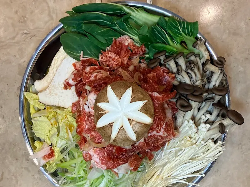 신선한 야채와 함께 제공되는 한우 불고기