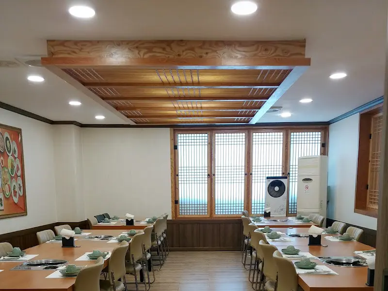 넓고 깔끔한 내부