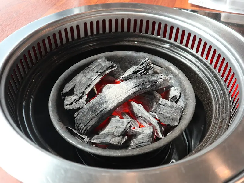 뜨겁게 달궈진 숯불