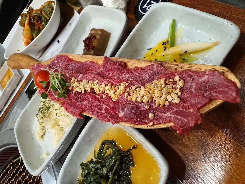 다채로운 밑반찬과 한우