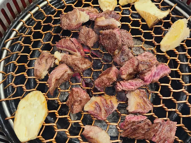 숯불 위에서 익어가는 한우