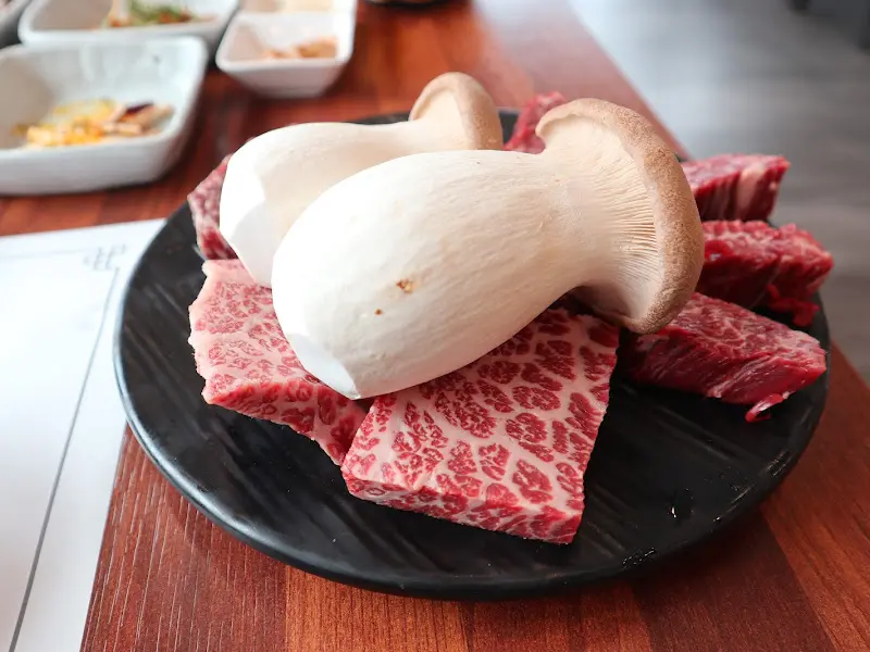 신선한 한우와 버섯