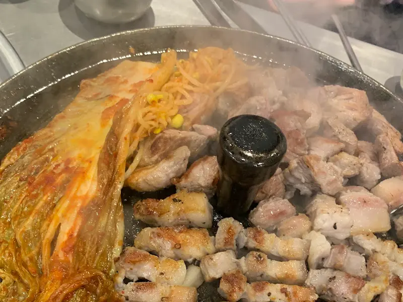 불판 가득 익어가는 삼겹살