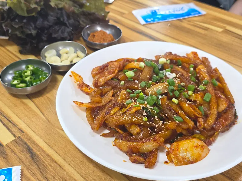 쌈 채소와 함께 제공되는 돼지껍데기