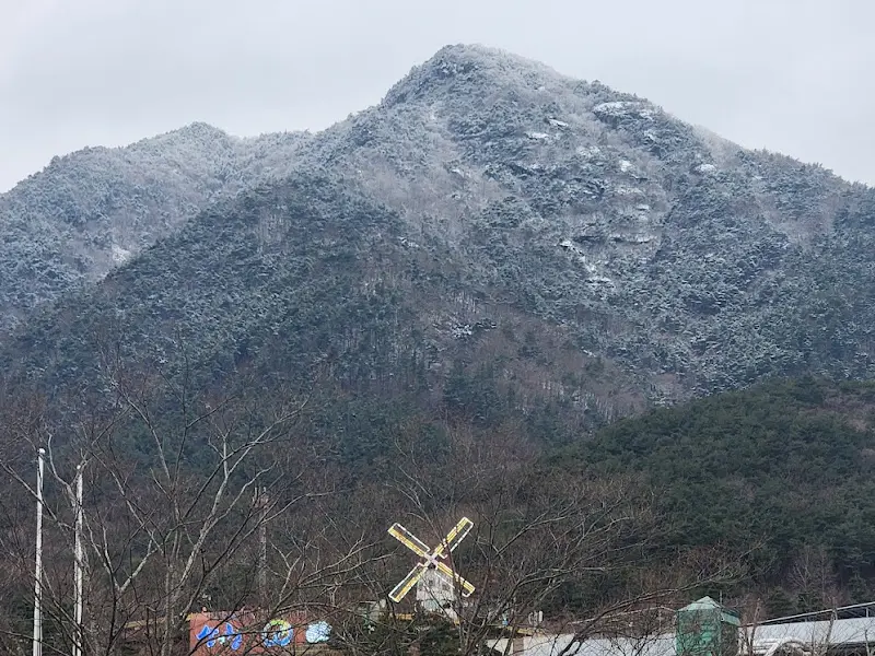 웅장한 산세가 펼쳐진 동의보감촌 풍경