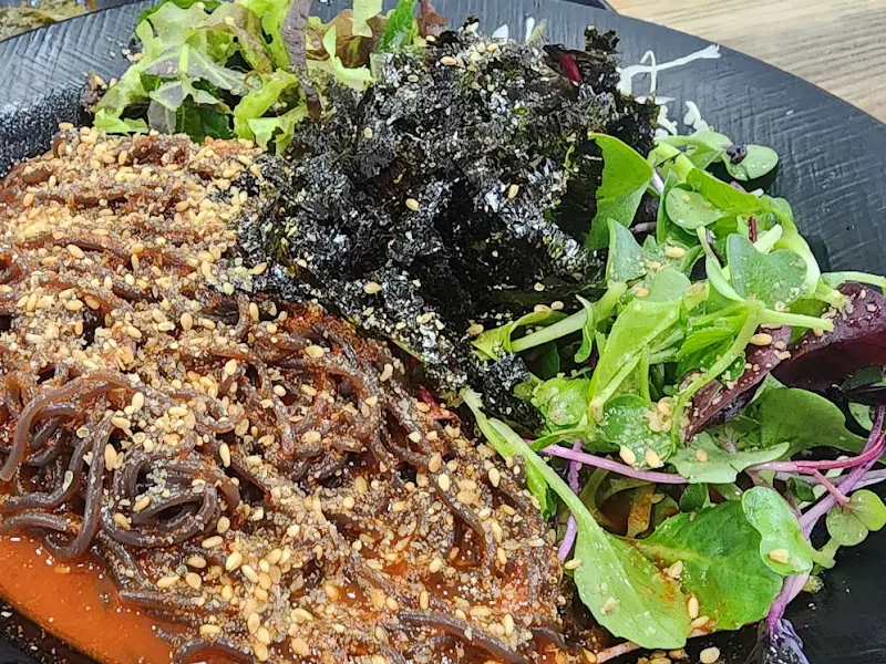 먹음직스러운 비빔 막국수