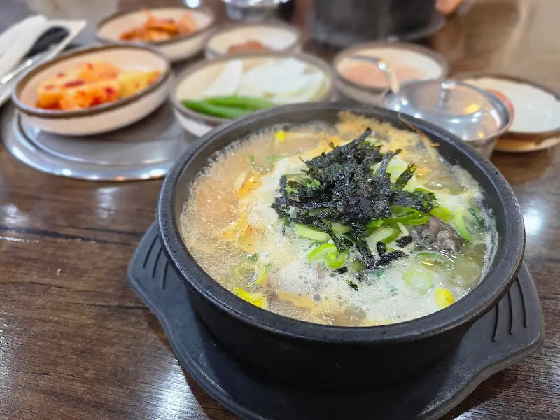 기본 반찬과 순대국의 조화