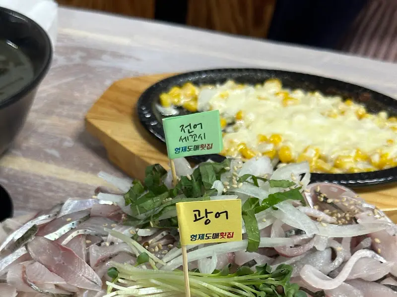 싱싱한 모듬회와 곁들임 찬