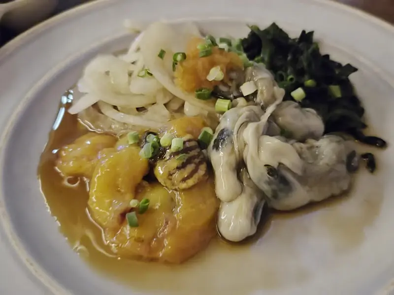 다양한 해산물이 담긴 물보라 한상차림