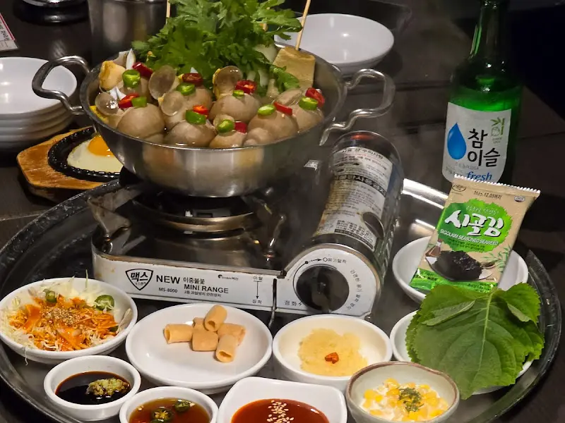 다양한 곁들임 메뉴와 함께 제공되는 백골뱅이탕