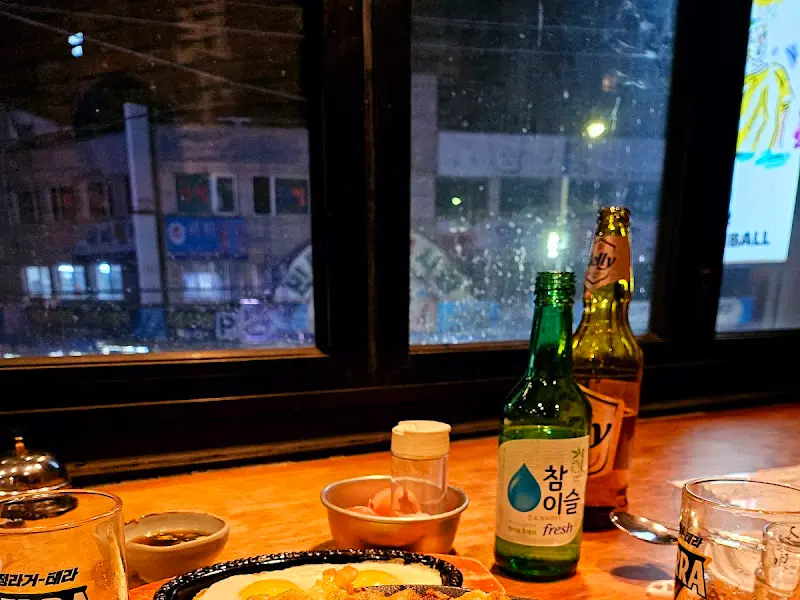 창밖으로 보이는 광안리 야경과 술